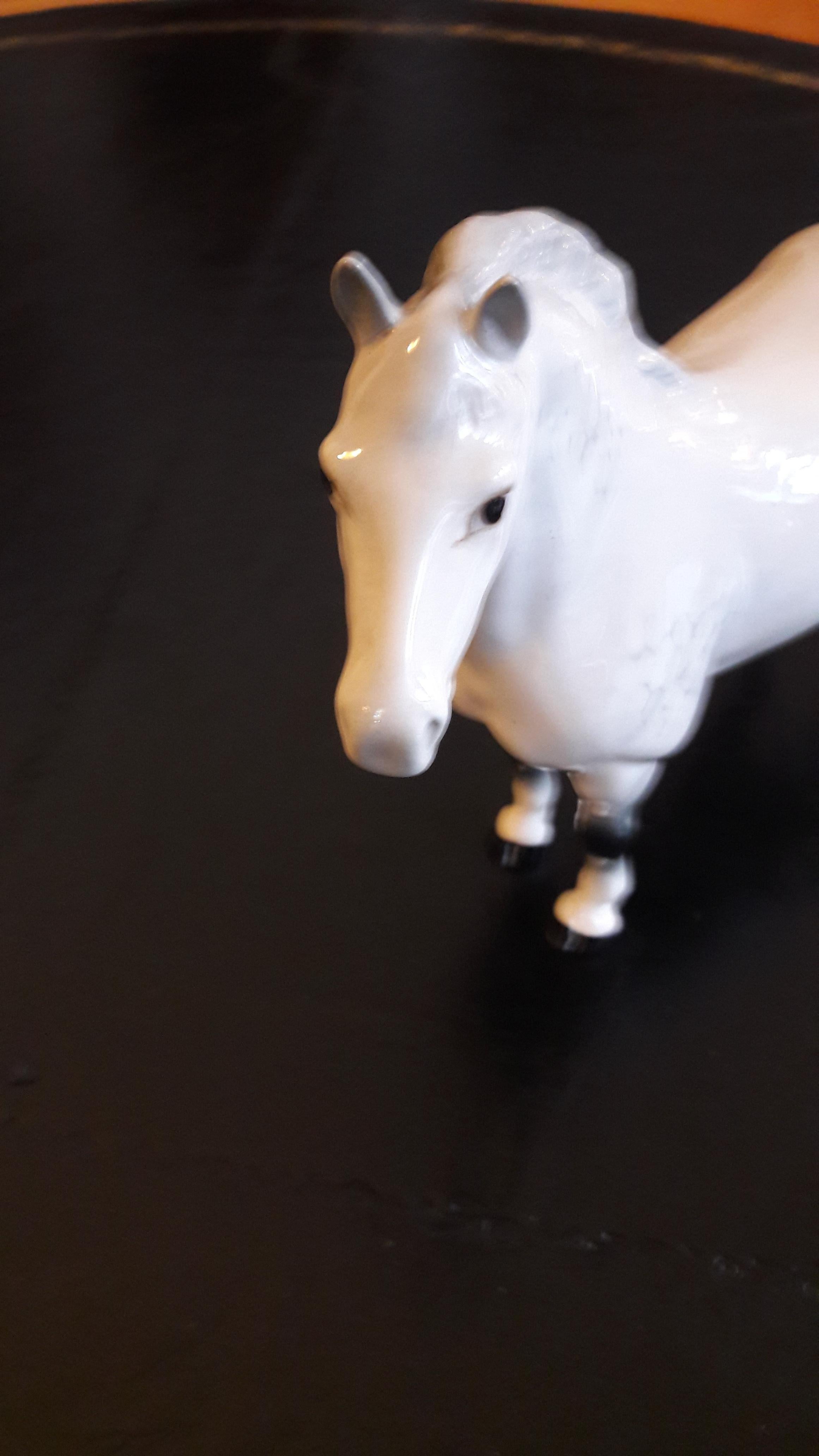 Elegant Beswick horse in white color, more unique then the brown ones. In perfect condition.