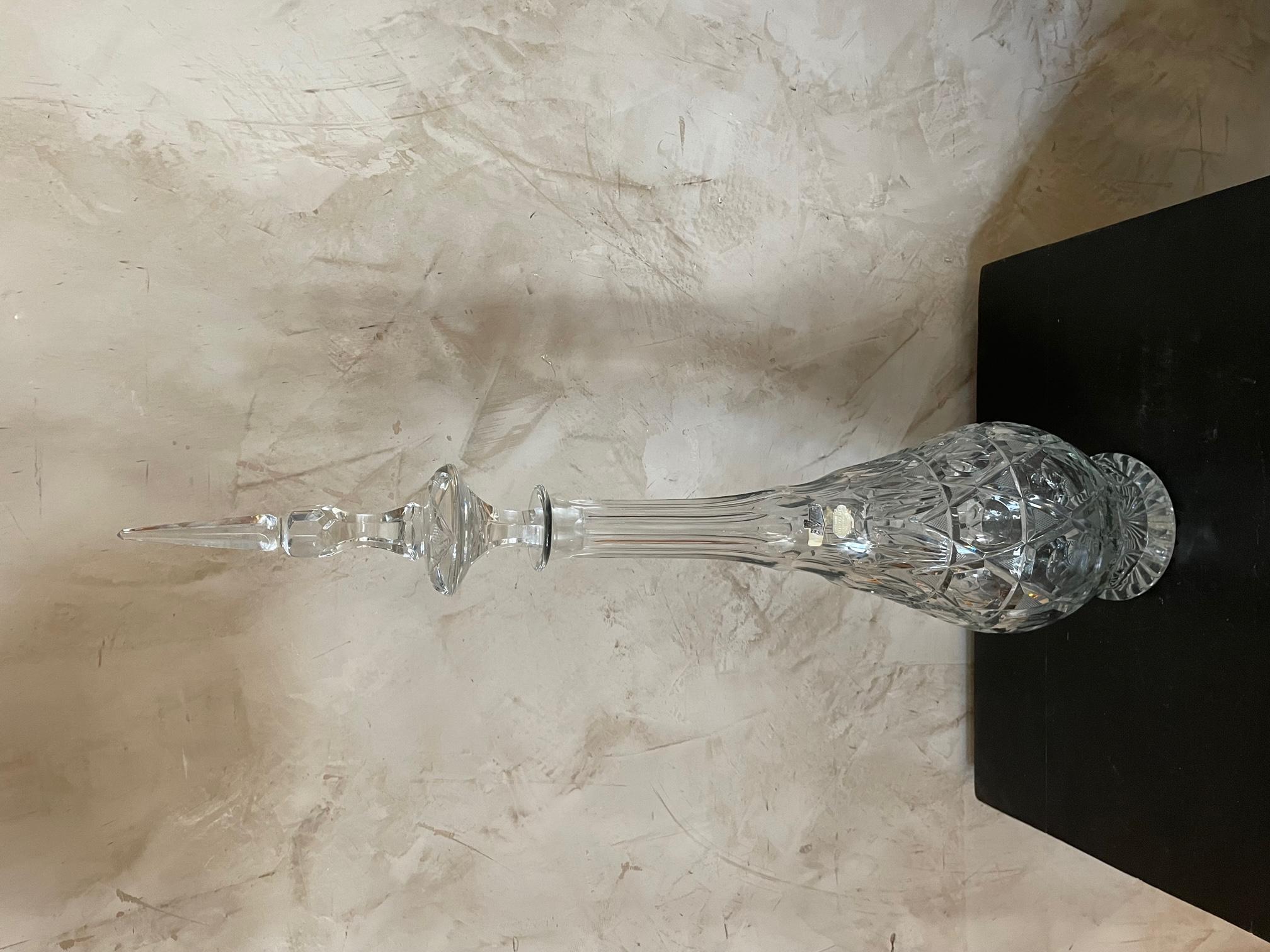 Spectacular and rare chiseled crystal wine decanter from the Beyer Crystal factory in Germany. Very rare shape and quality of the plug.
Stamp of the Beyer factory. 
Very good condition.