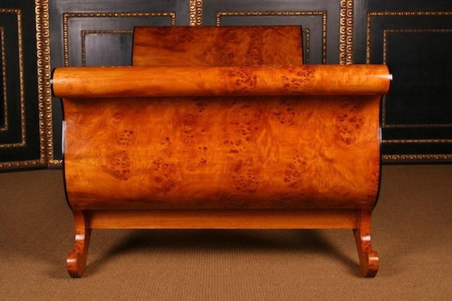 20th Century Biedermeier Style Aristocratic Gondola Bed In Good Condition For Sale In Berlin, DE