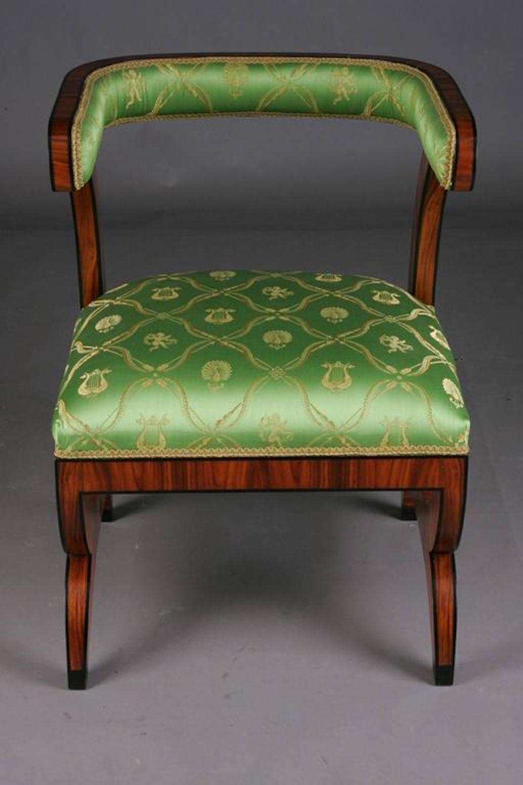 Sillón según Josef Danhauser Estilo Biedermeier vienés.
Palisandro claro sobre madera maciza de haya. Filamento incrustado.