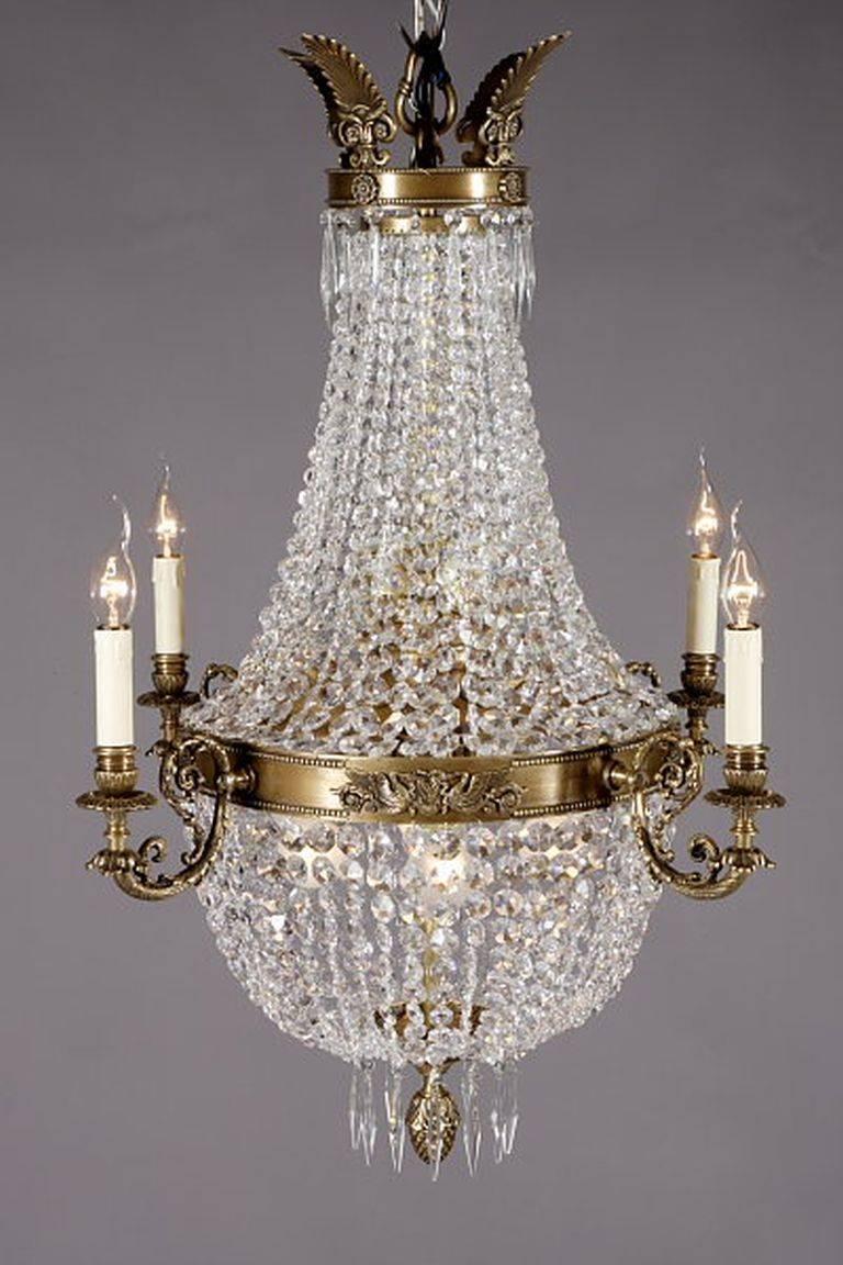 Basket chandelier in Biedermeier style. Finely engraved brass. Hangings from finely ground crystal. 



(F-Ra-29).