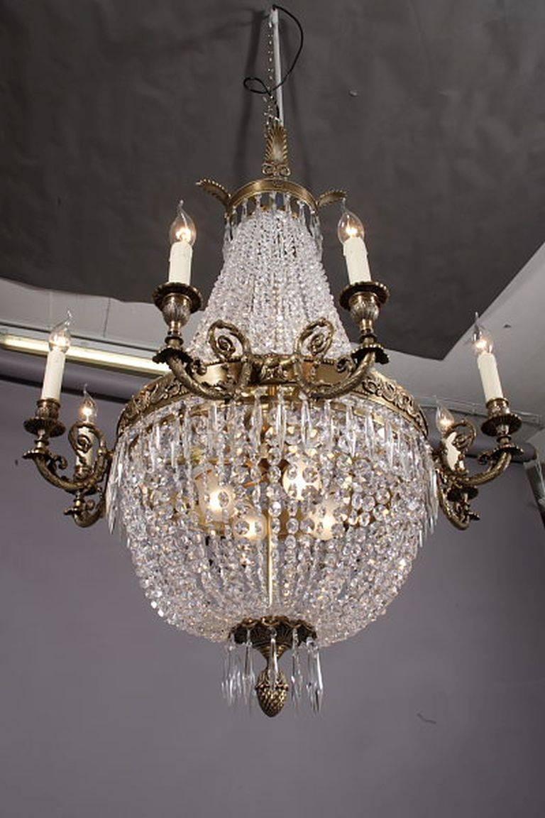 Basket chandelier in Biedermeier style.
Finely engraved brass. Hangings from finely ground crystal.

(F-Ra-27).
  