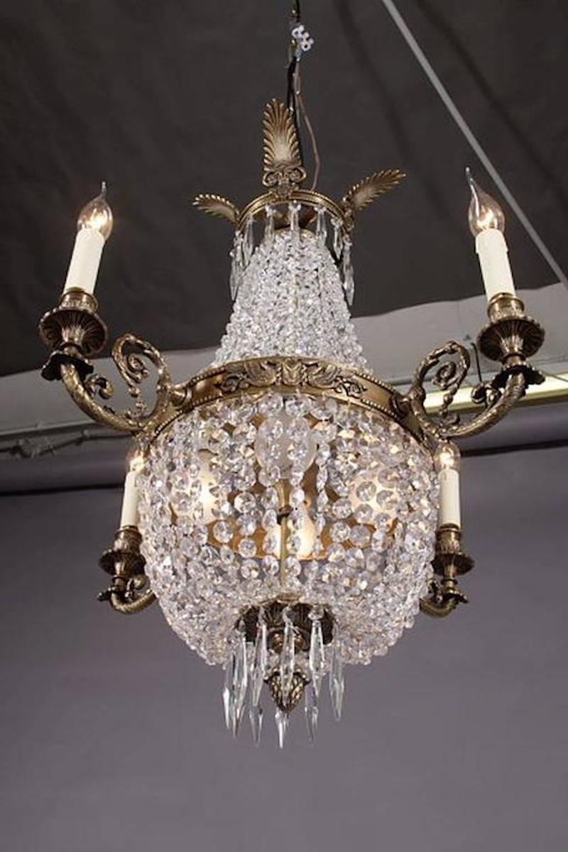 Lustre corbeille de style Biedermeier.
Laiton finement gravé. Suspensions en cristal finement broyé.