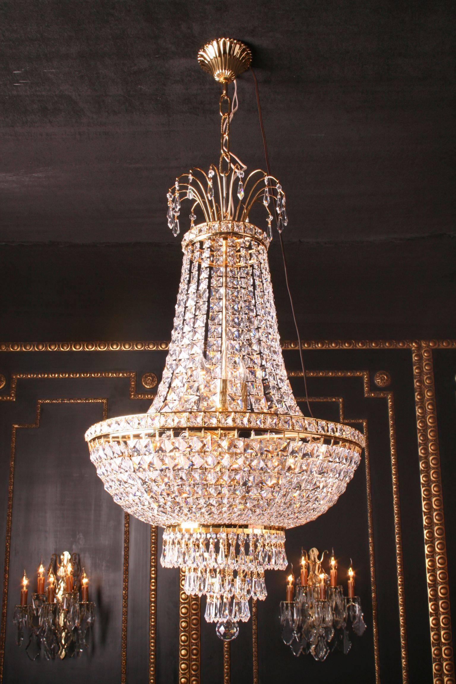 20th century Biedermeier style ceiling chandelier
Ceiling chandelier in Biedermeier style.
Polished brass and facet-polished crystal prism-hangings.

Delivery time can take about 6-8 weeks

(F-Asf-2).