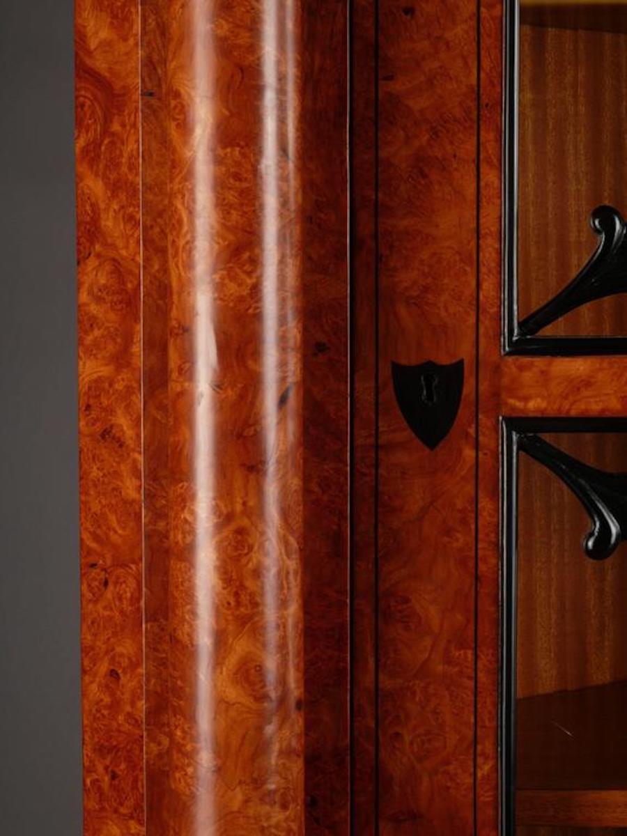 Armadio angolare Vitrine in stile Biedermeier del XX secolo in vendita 5