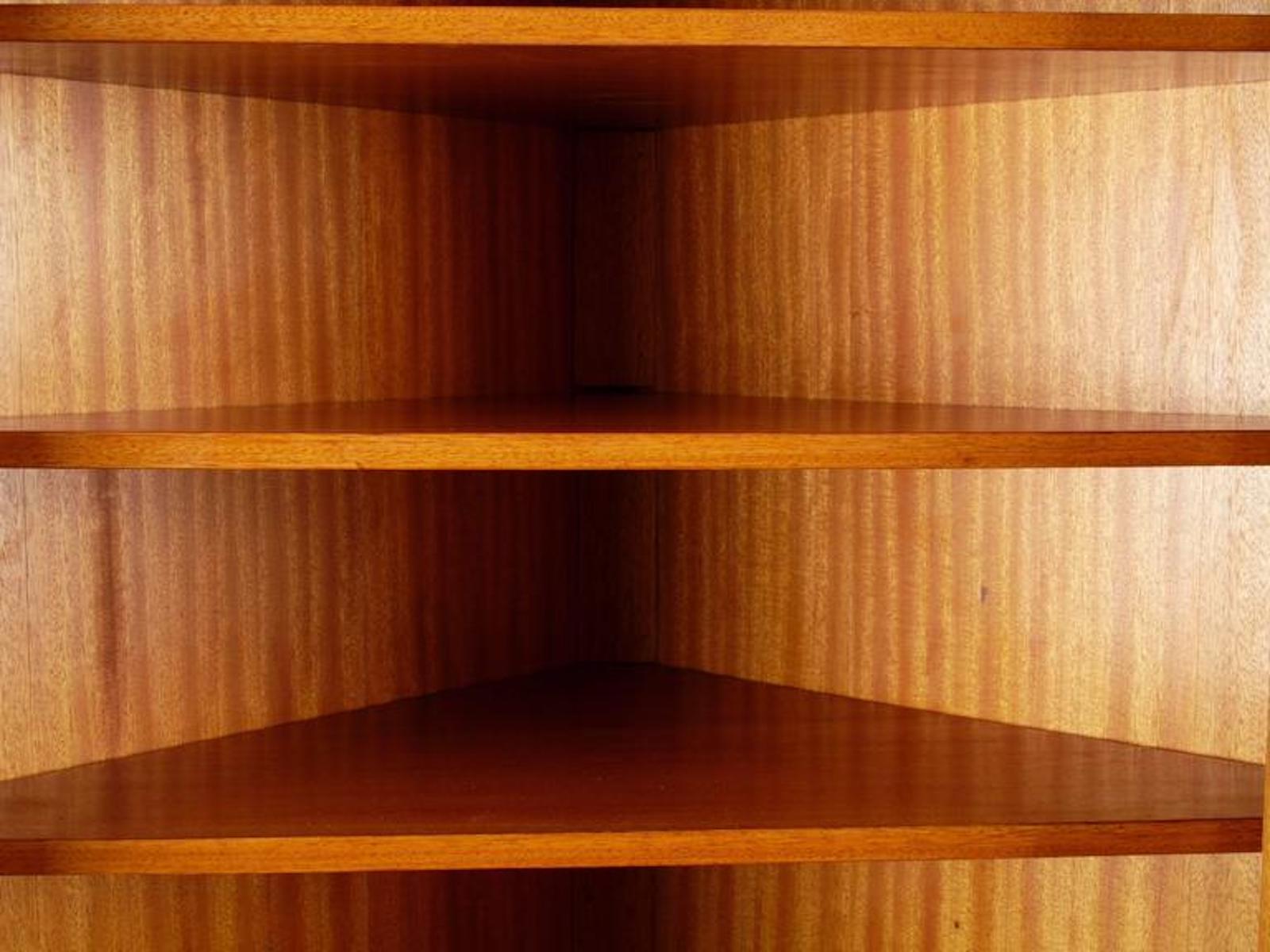 Impiallacciato Armadio angolare Vitrine in stile Biedermeier del XX secolo in vendita