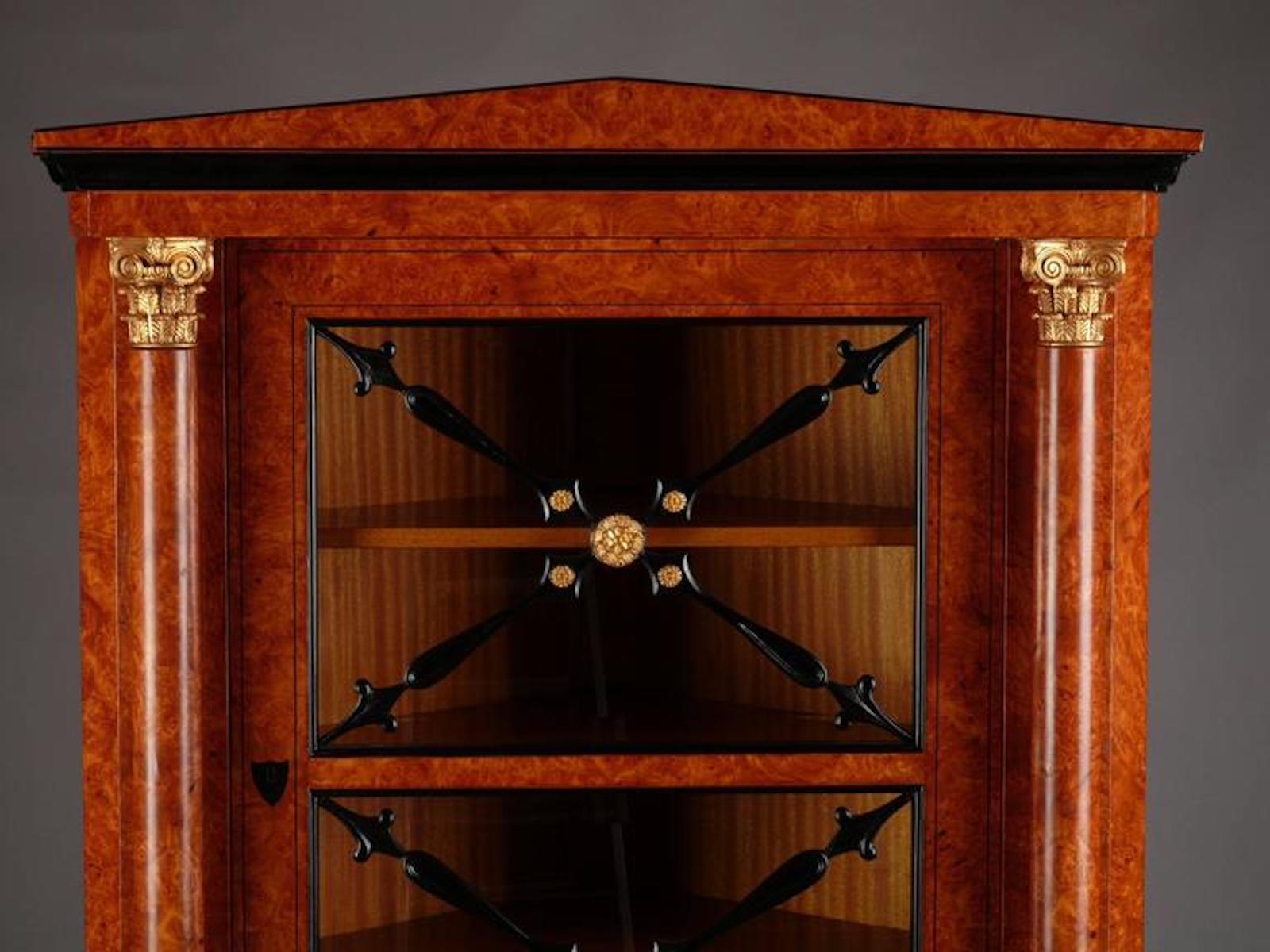 Armadio angolare Vitrine in stile Biedermeier del XX secolo In condizioni buone in vendita a Berlin, DE