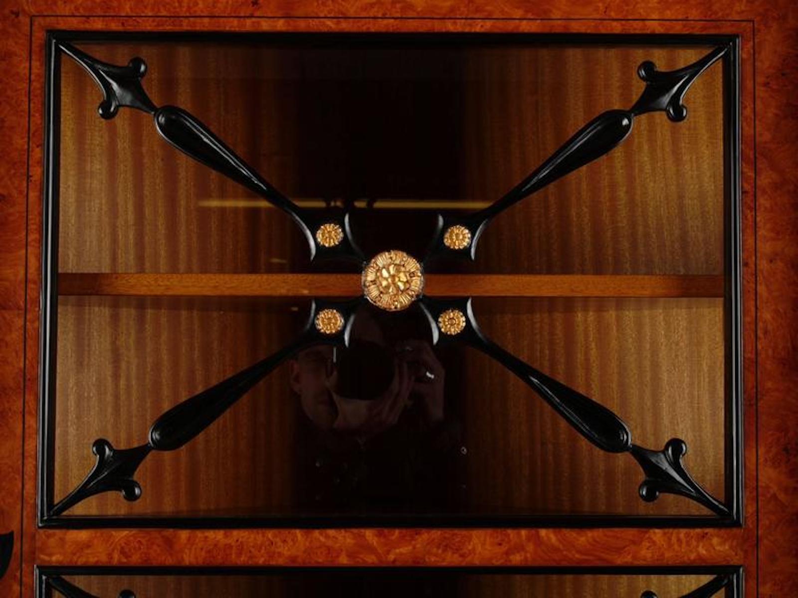 Legno Armadio angolare Vitrine in stile Biedermeier del XX secolo in vendita