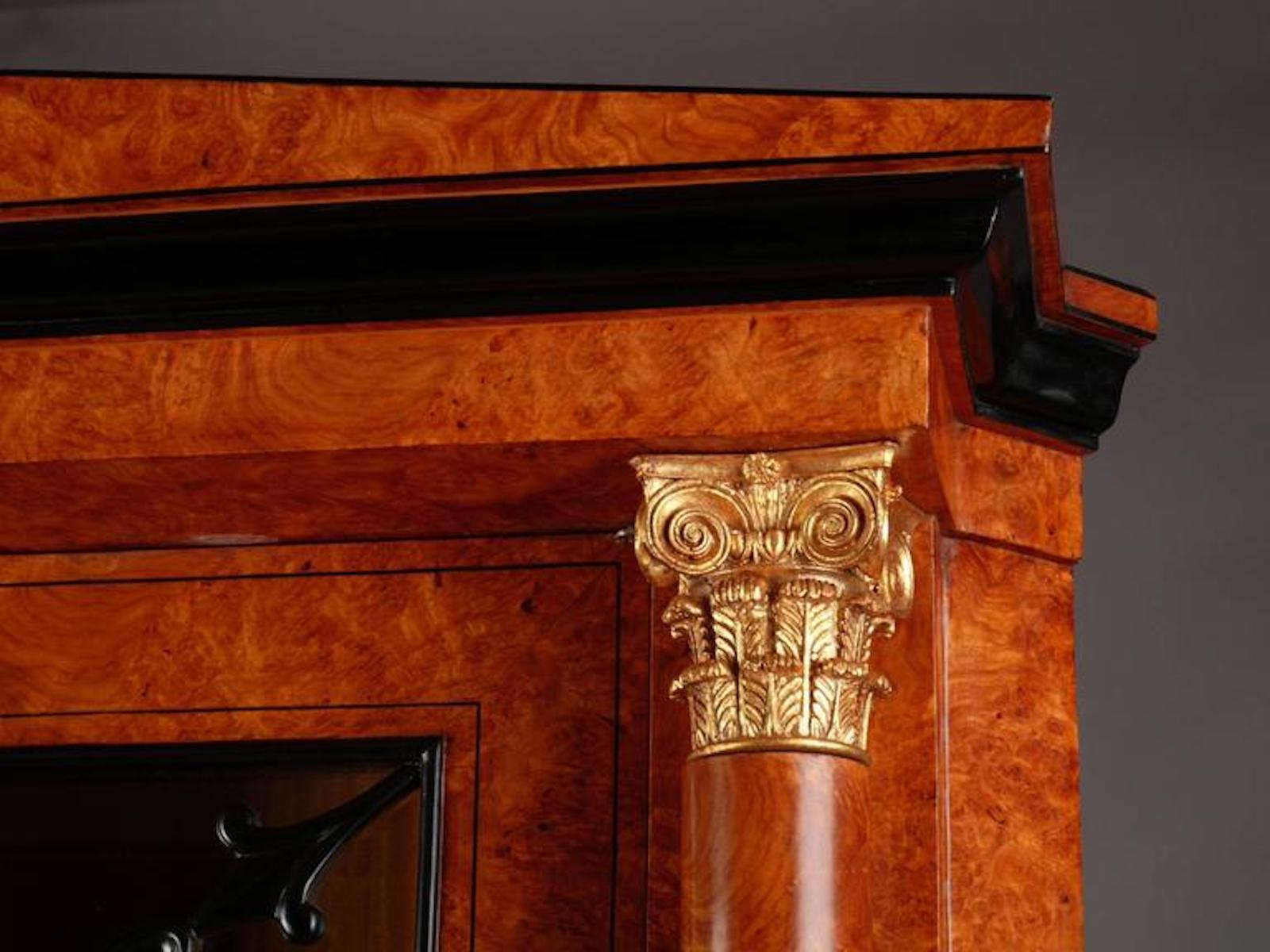 Armadio angolare Vitrine in stile Biedermeier del XX secolo in vendita 1