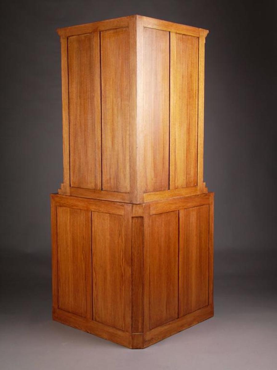 Armadio angolare Vitrine in stile Biedermeier del XX secolo in vendita 2