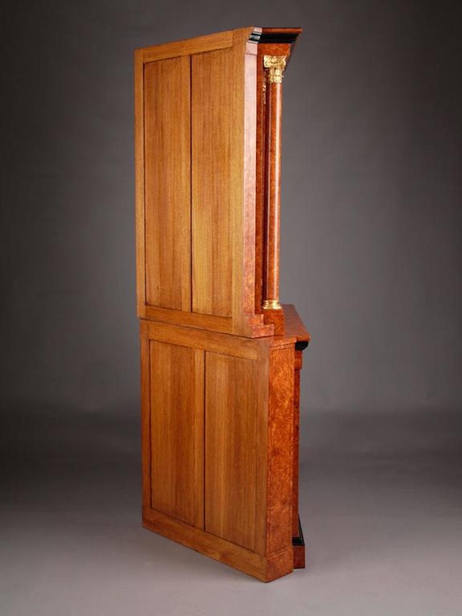Armadio angolare Vitrine in stile Biedermeier del XX secolo in vendita 3