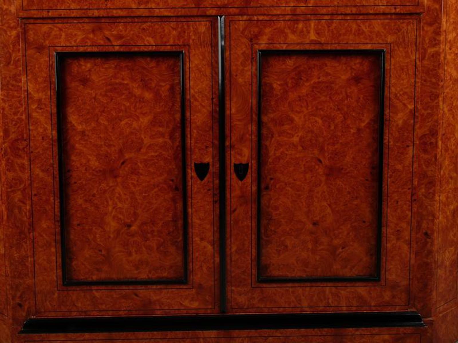 Armadio angolare Vitrine in stile Biedermeier del XX secolo in vendita 4