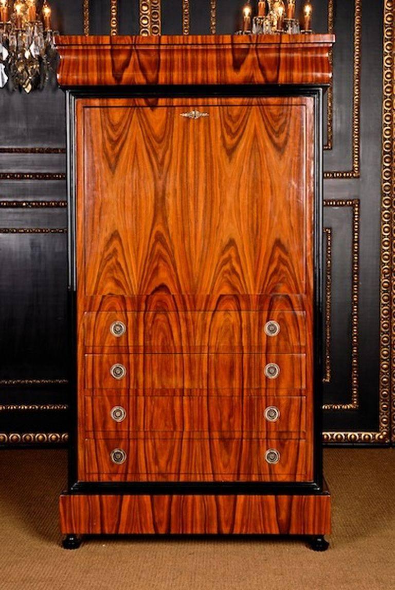 20th century Biedermeier style secretaire
Delicate secretaire in Biedermeier style. Tulip veneer, partially blackened, on solid pinewood. Blackened full-columns.

(L-Sam-42).