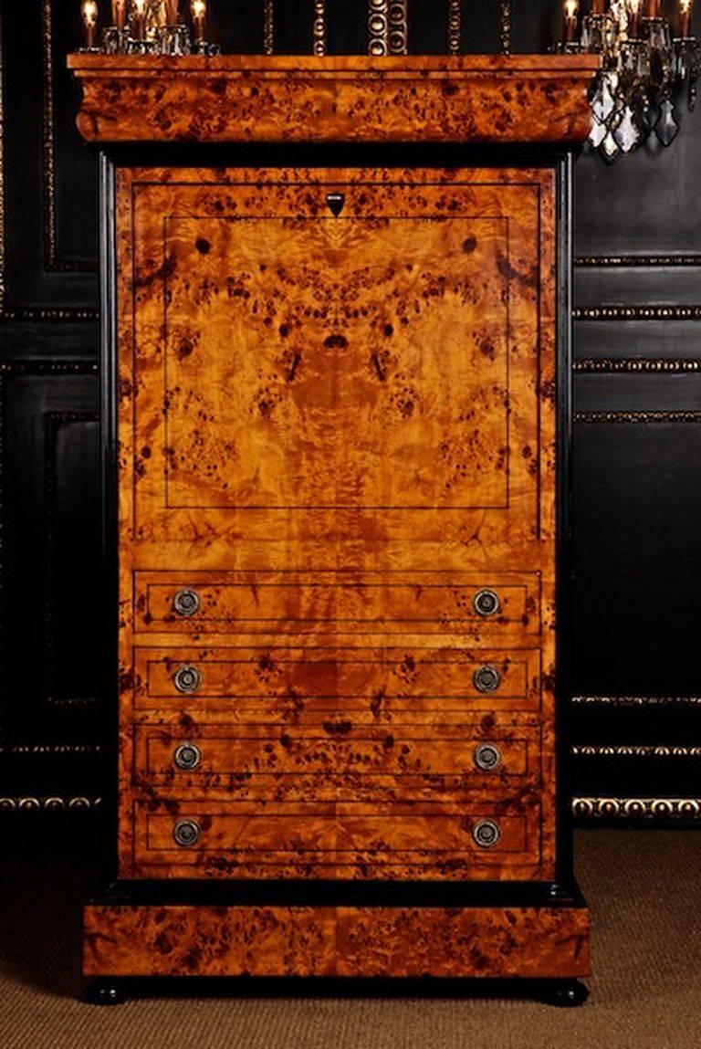 Delicate secretaire in Biedermeier style.
Maple root on solid pinewood. Interior, blackened full-columns, plastic shown in squared form.

(L-Sam-41).