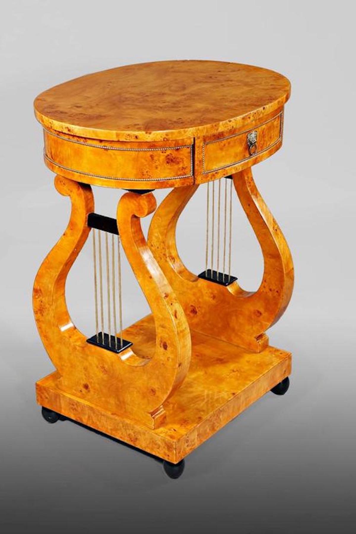 Table de couture en forme de lyre dans le style Biedermeier.
Racines d'érable sur bois de pin massif. Épreuves littéraires : 
