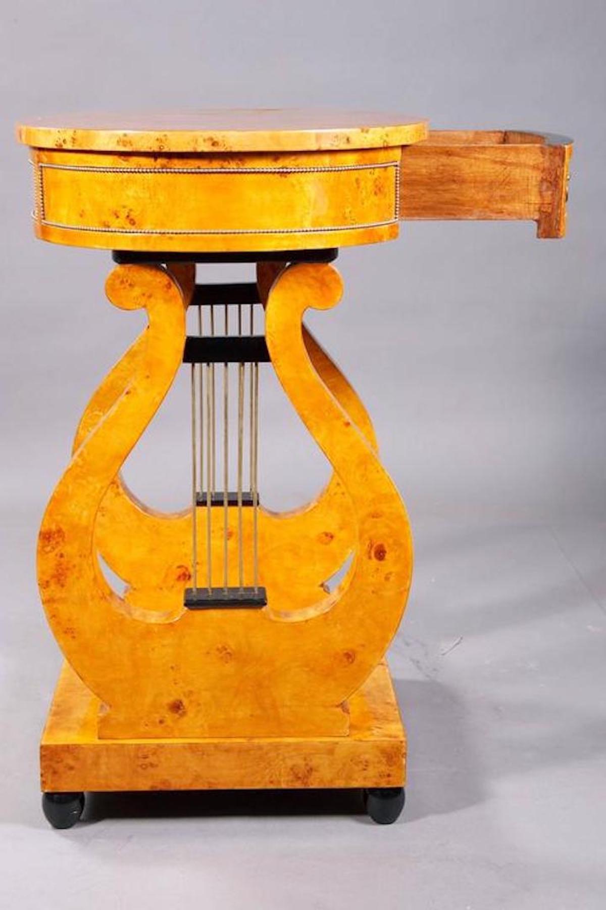 Allemand Table de couture du 20e siècle de style Biedermeier en vente