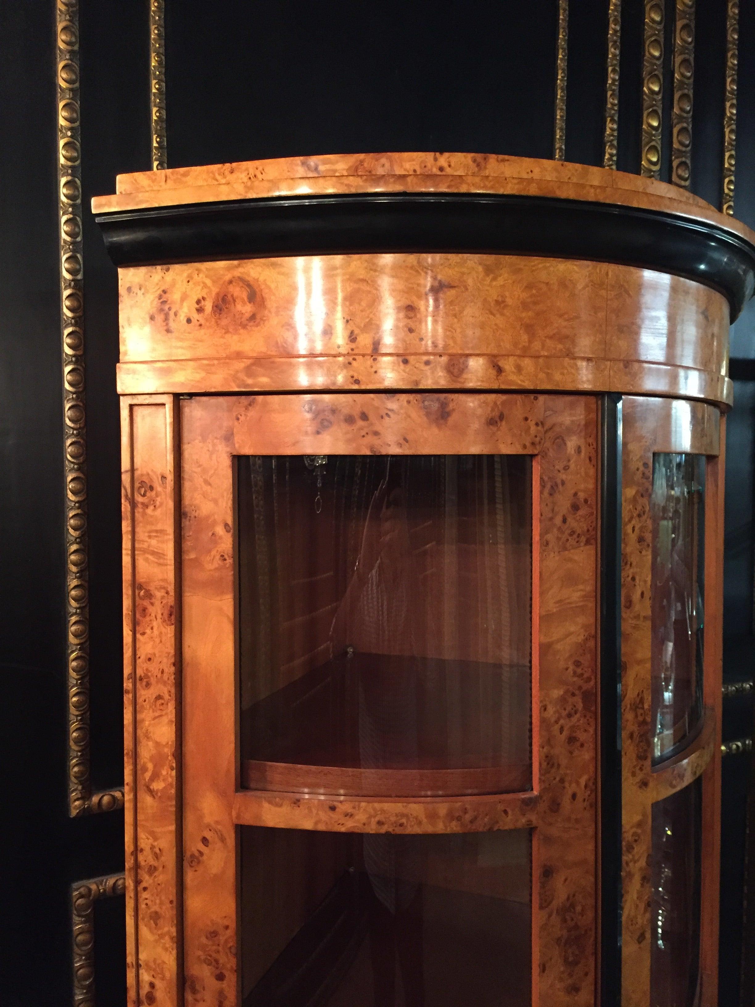 20th Century Biedermeier Style Vitrine with Bird's-Eye Maple Veneer In Good Condition In Berlin, DE