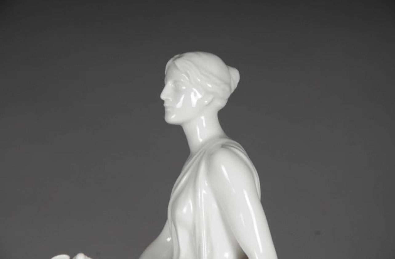 Belle figurine de la célèbre Manufacture royale de porcelaine de Berlin (KPM). Très naturaliste, présenté en porcelaine de haute qualité. Très décoratif et noble. Un bijou intemporel.

KPM Berlin.