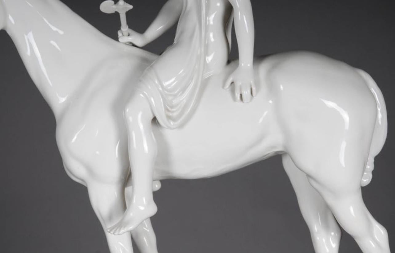 Art nouveau 20e siècle Big KPM Berlin  Louis Tuaillon  Sculpture - Figure d' amazone sur cheval en vente