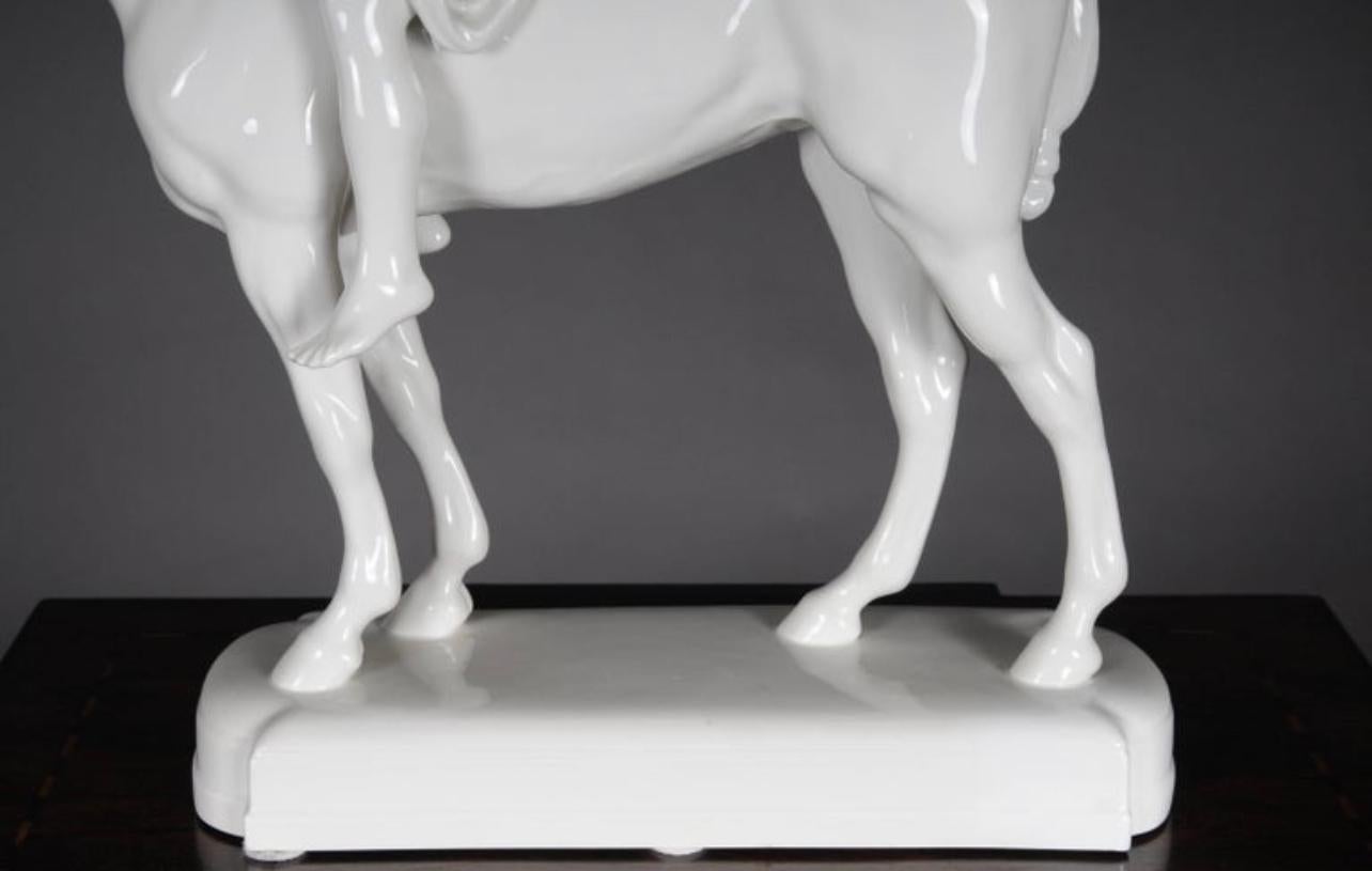 Allemand 20e siècle Big KPM Berlin  Louis Tuaillon  Sculpture - Figure d' amazone sur cheval en vente