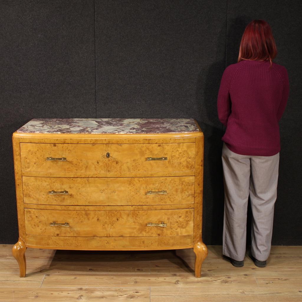 Elegant Italian chest of drawers from the mid-20th century. Furniture veneered in birch wood and adorned with original handles in gilded and chiseled metal. Three-drawers chest of drawers of excellent capacity with original inset peach blossom