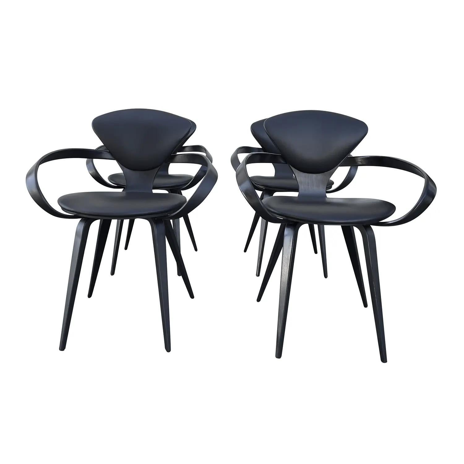 Ein schwarzer Satz von vier Pretzel-Esszimmerstühlen aus handgefertigtem Polyurethanschaum, entworfen von Norman Cherner und hergestellt von Plycraft, in gutem Zustand. Die Rückenlehne der Sessel und Beistellstühle ist leicht gewölbt, die Armlehnen