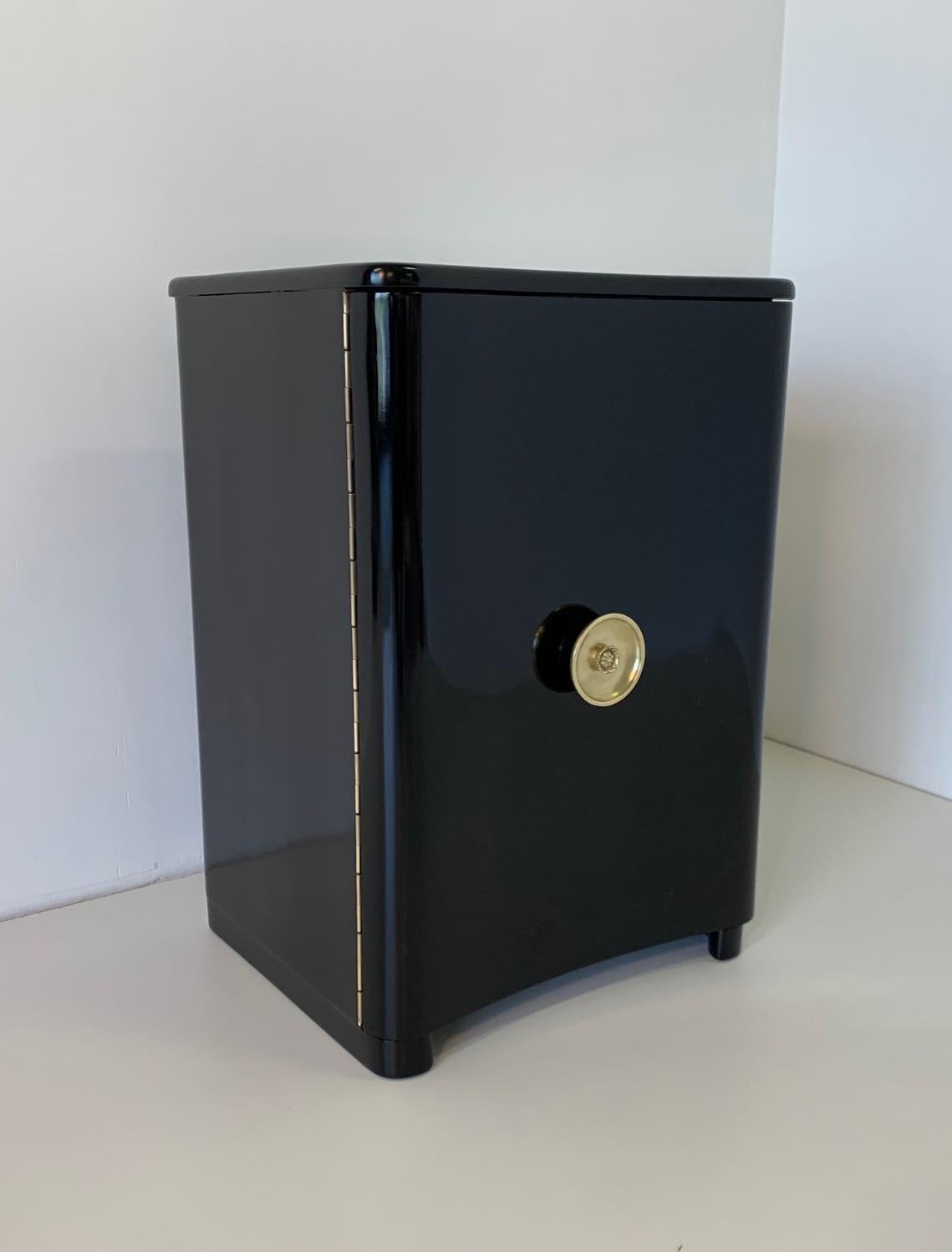 Small Italian cabinet from the 1940s made in Italy.
Finely black lacquered structure with decorations and central handle in brass.
It is finished and polished on all sides.
Completely restored.