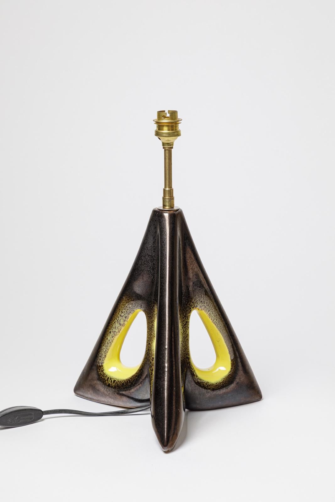 Design/One du 20e siècle 

Grande lampe de table en céramique jaune et noire de forme libre.

Condition originale parfaite.

Le système électrique est en bon état
Vendu sans abat-jour

Hauteur en céramique 25 cm
Grand 24 cm
Hauteur avec système