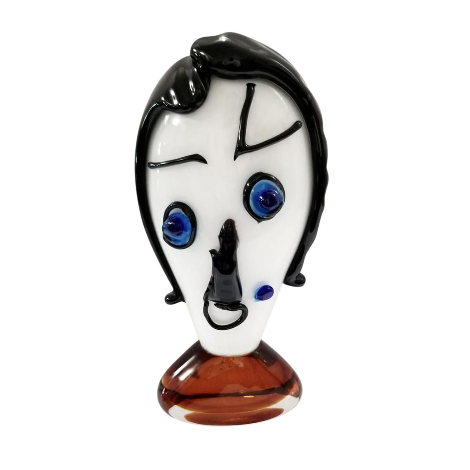 Sculpture italienne à visage unique en verre de Murano coloré soufflé à la main, en bon état, de couleur noir-bleu. La pièce de décor détaillée et légèrement fumée représente une femme. Usure conforme à l'âge et à l'utilisation. Circa 1970 - 1980,