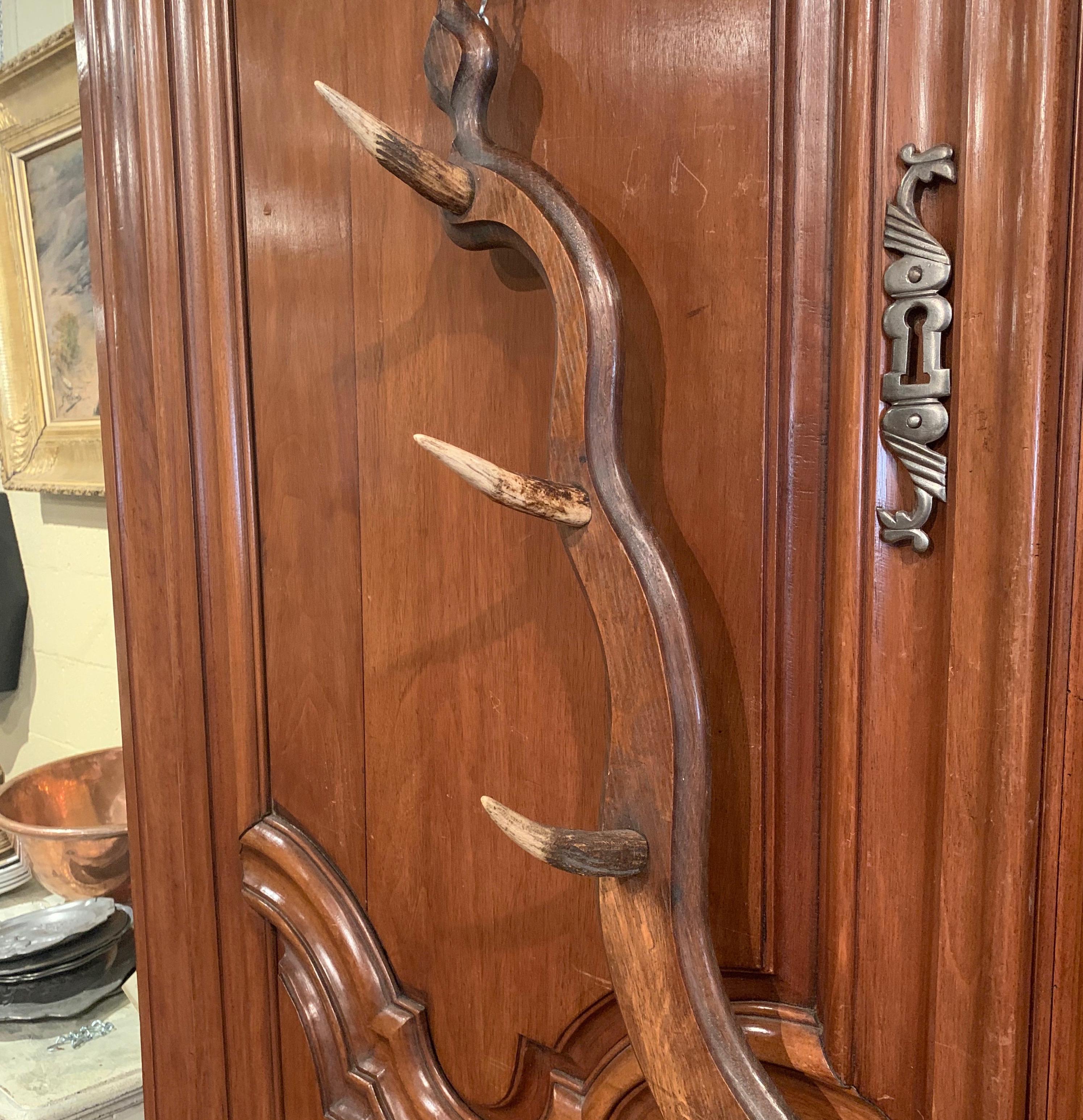 20th Century Black Forest Carved Gun or Coat Rack with Real Horn Hooks 5