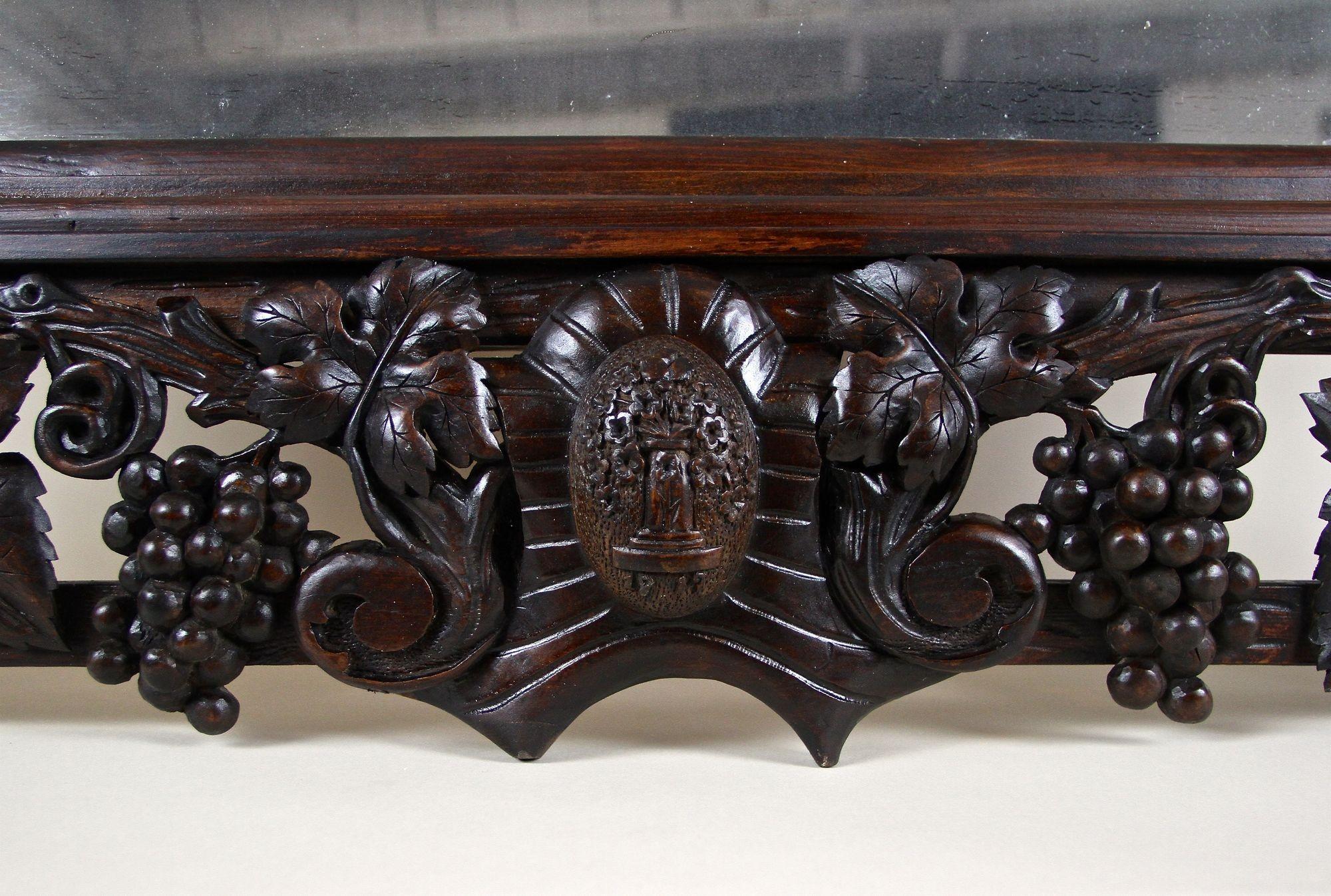 Specchio da parete Black Forest del XX secolo con uva e foglie intagliate a mano - 1919 in vendita 6