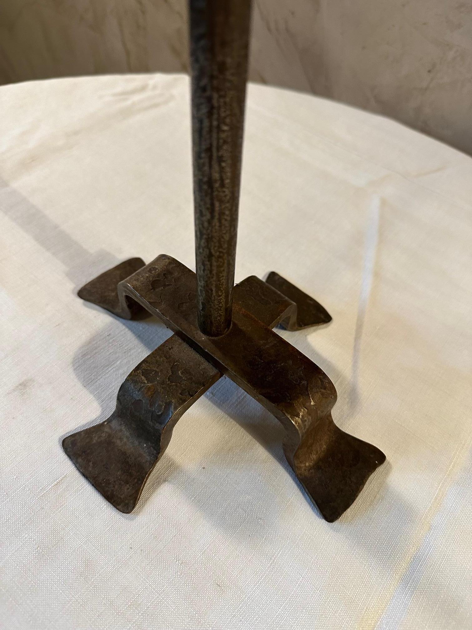 Candeliere francese in ferro forgiato nero del XX secolo, anni '50 In condizioni buone in vendita a LEGNY, FR