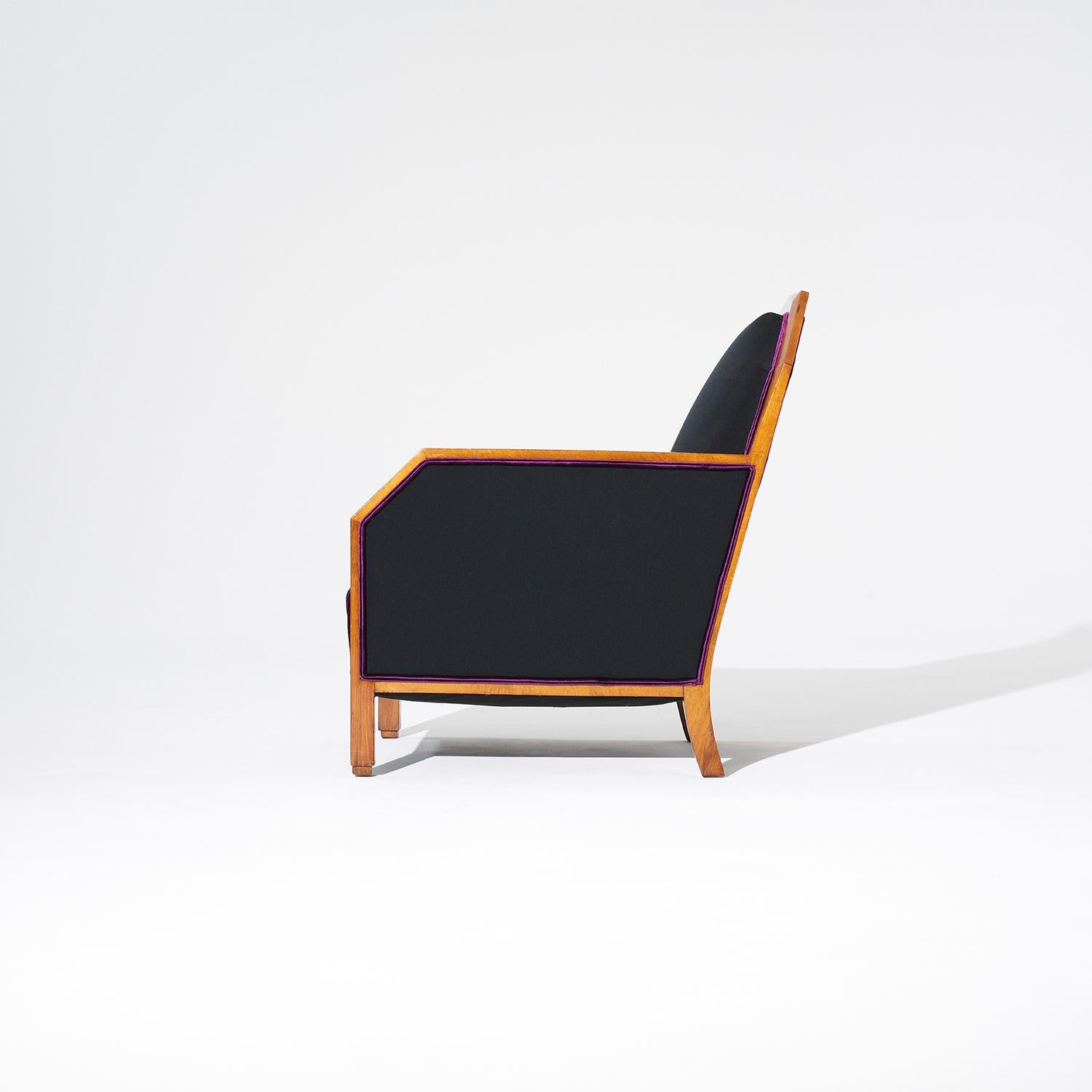 Français 20ème siècle Paire de fauteuils club en bois de bouleau de style Art Déco français noir en vente