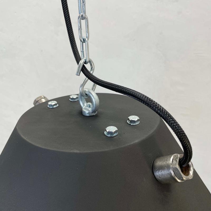 Lámpara de techo de hierro industrial negro del siglo XX by Veb en venta 4
