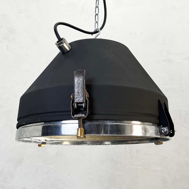Lámpara de techo de hierro industrial negro del siglo XX by Veb Acero en venta