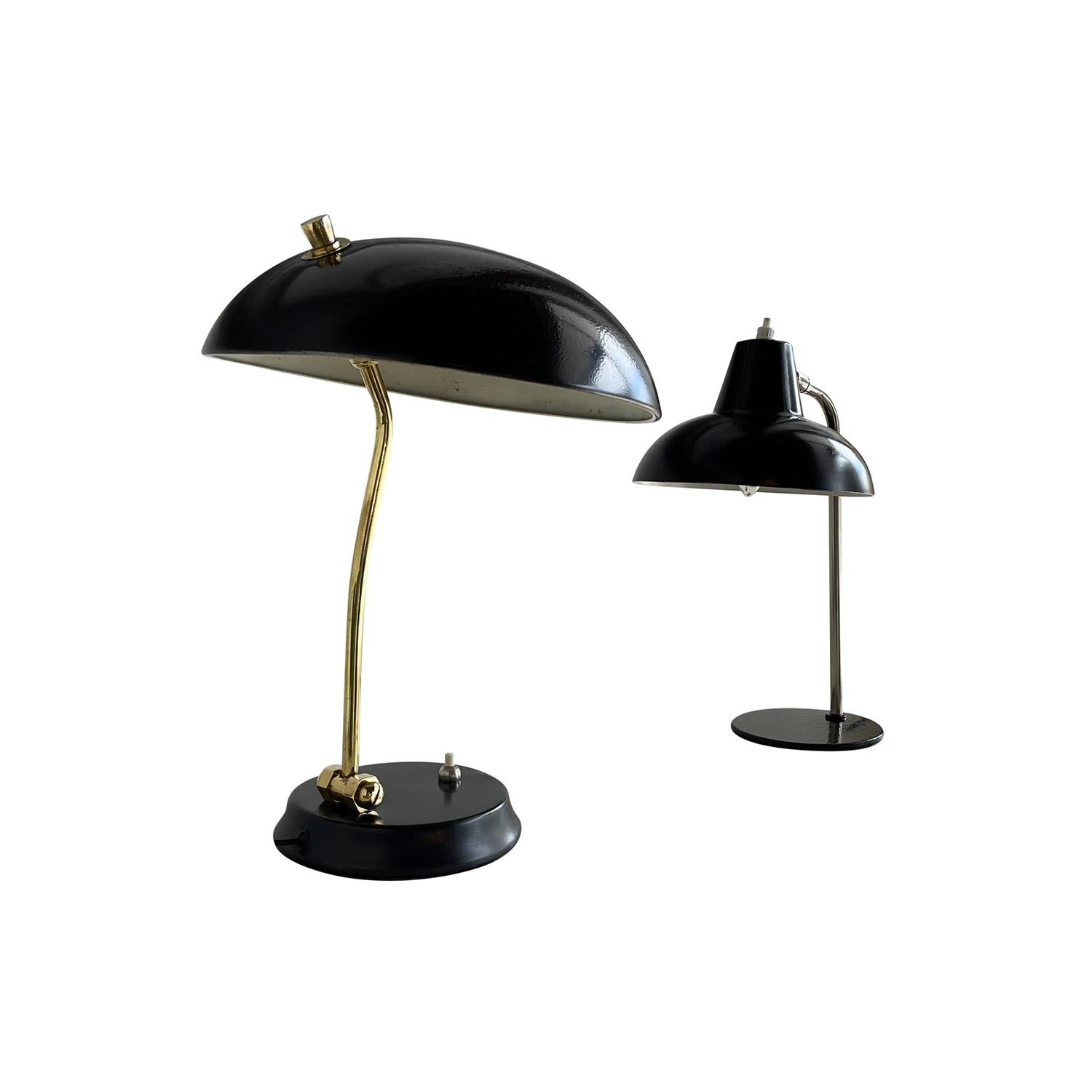 Mid-Century Modern Paire de lampes de table en métal et laiton du 20e siècle, similaires à celles de l'Italie noire en vente