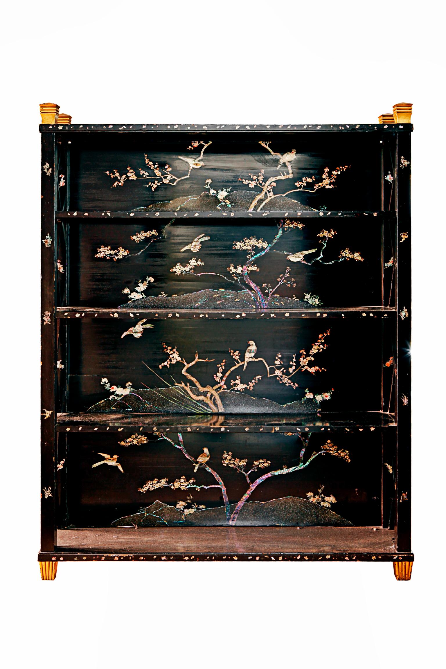 20th century black lacquer Chippendale style mother of pearl bookcase In Good Condition For Sale In Madrid, ES