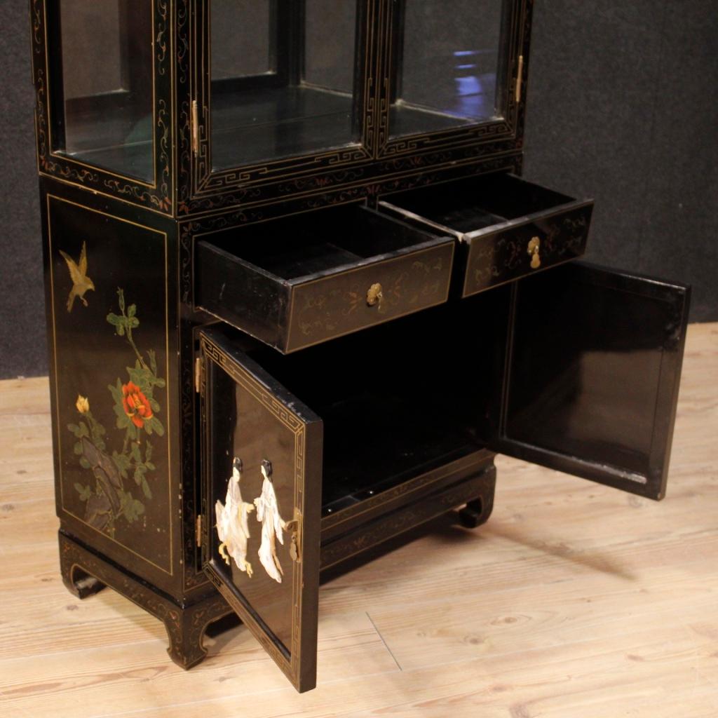 20th Century Black Lacquered and Painted Chinoiserie Wood French Display Cabinet 6