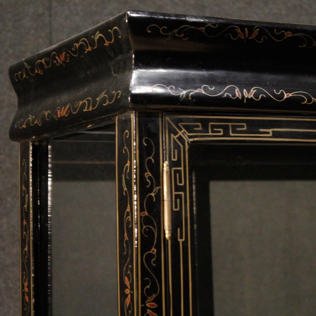 20th Century Black Lacquered and Painted Chinoiserie Wood French Display Cabinet 7