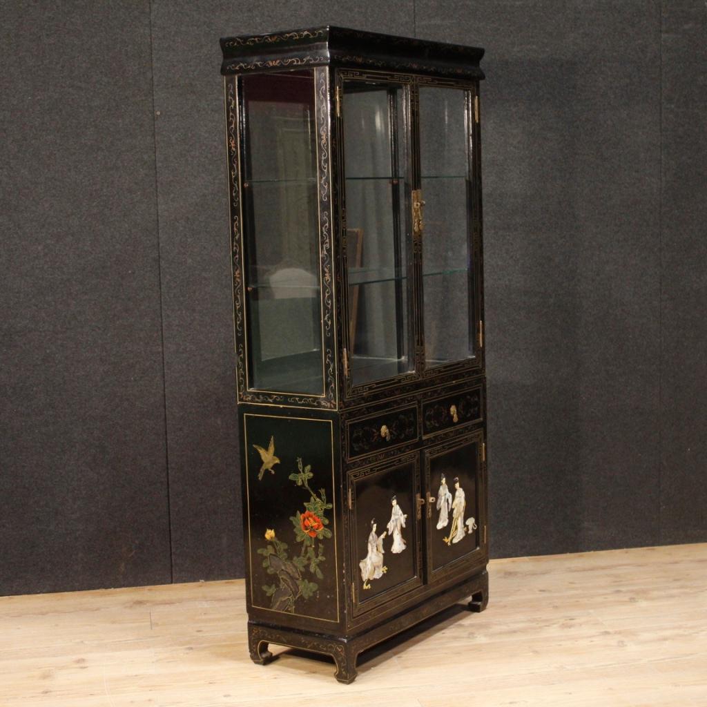 20th Century Black Lacquered and Painted Chinoiserie Wood French Display Cabinet In Good Condition In Vicoforte, Piedmont