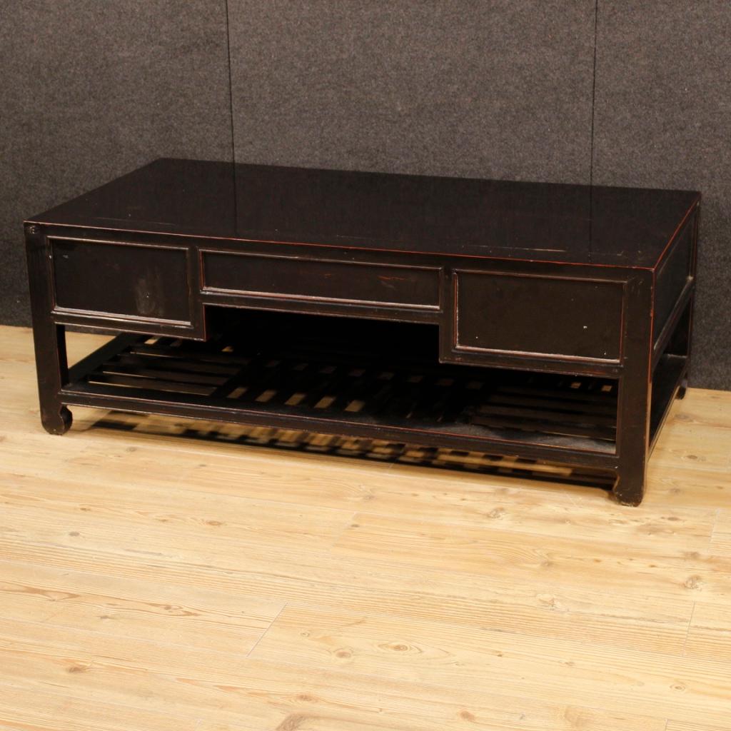 20th Century Black Lacquered Wood Chinese Side Table, 1960 (Geschnitzt)