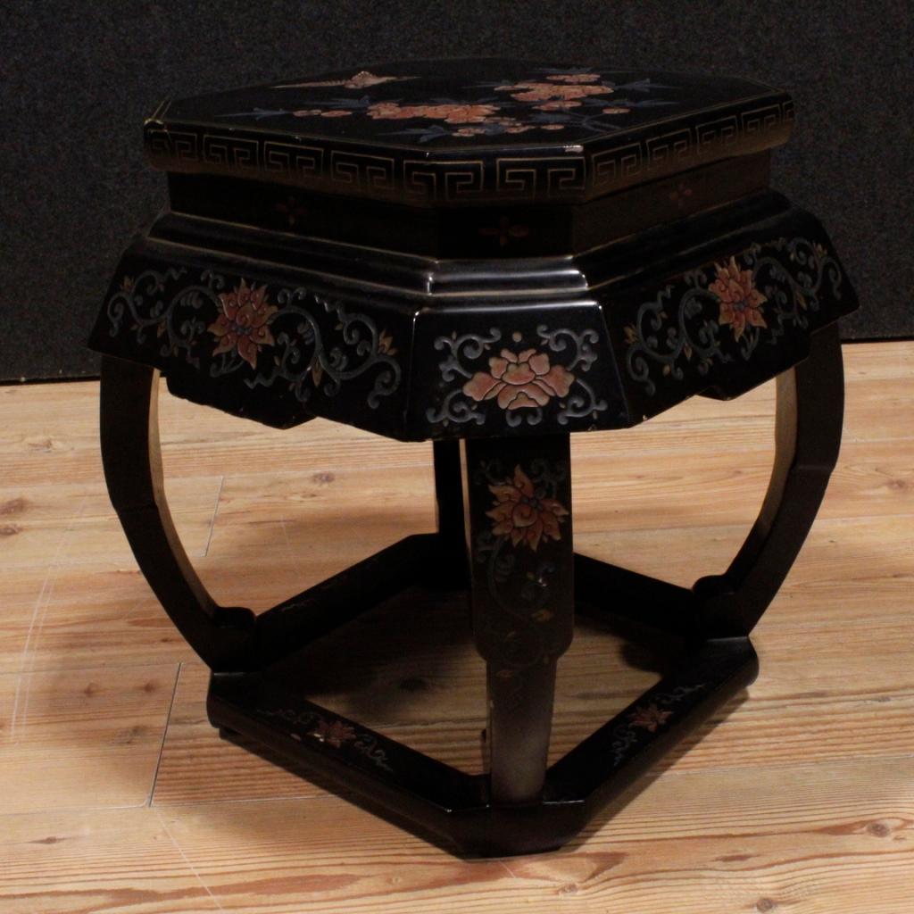 Pair of French stools from 20th century. Ottomans in carved, lacquered and chiseled chinoiserie wood with floral and animals decorations, of great pleasure. Furniture of excellent proportion and difficult to find, for antique dealers and interior