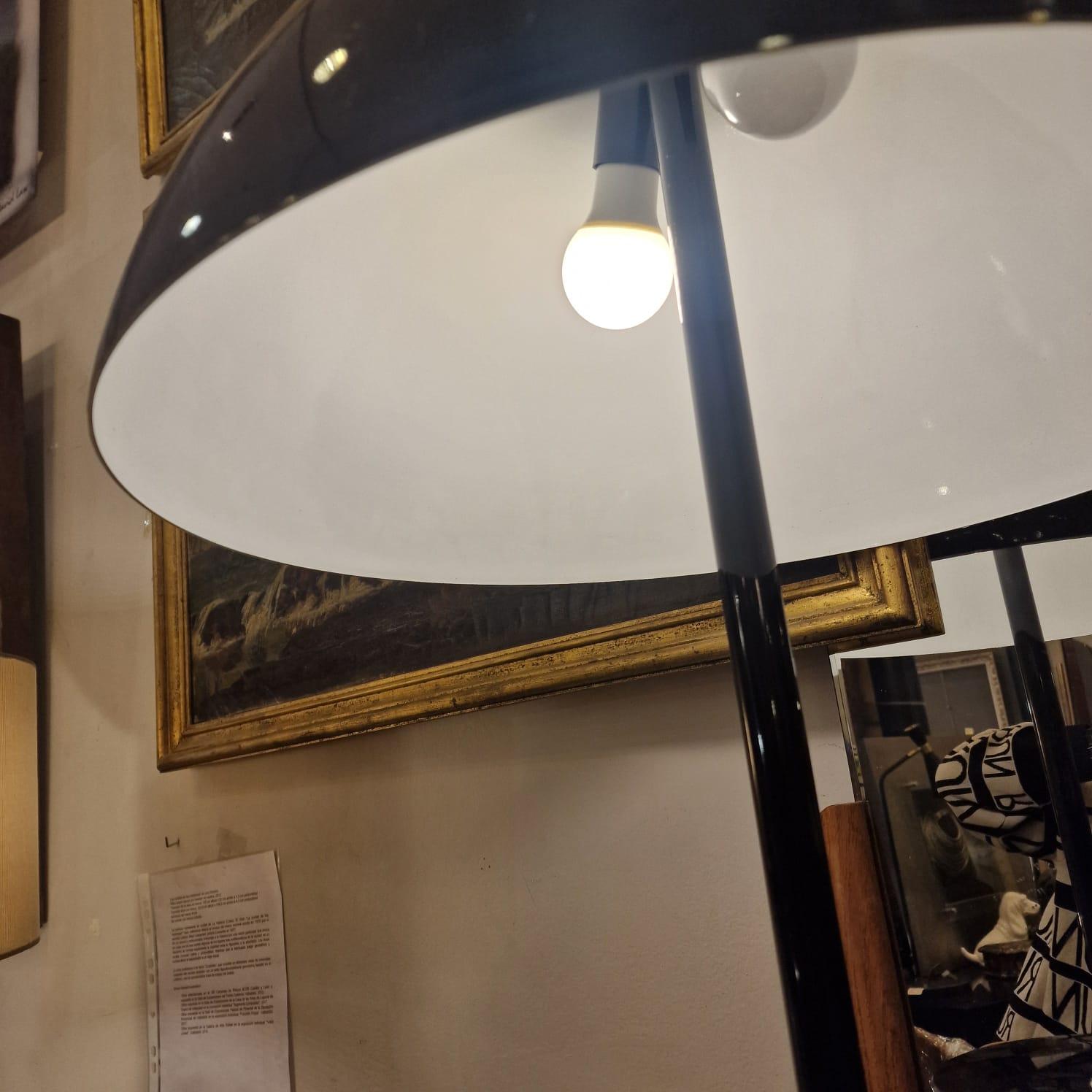 Italien  Lampe de table en métal noir, milieu du siècle en vente 2