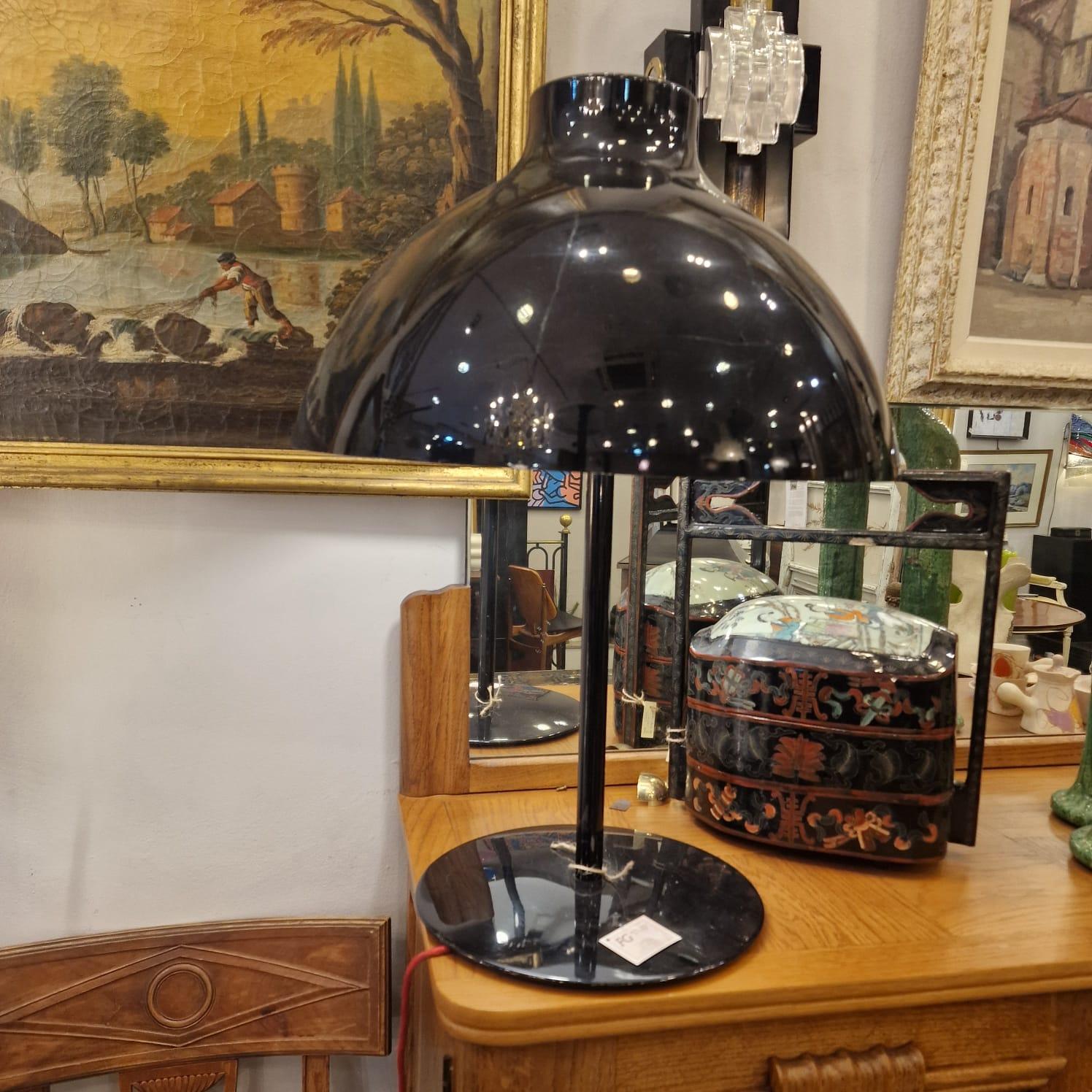 Italien  Lampe de table en métal noir, milieu du siècle en vente 3
