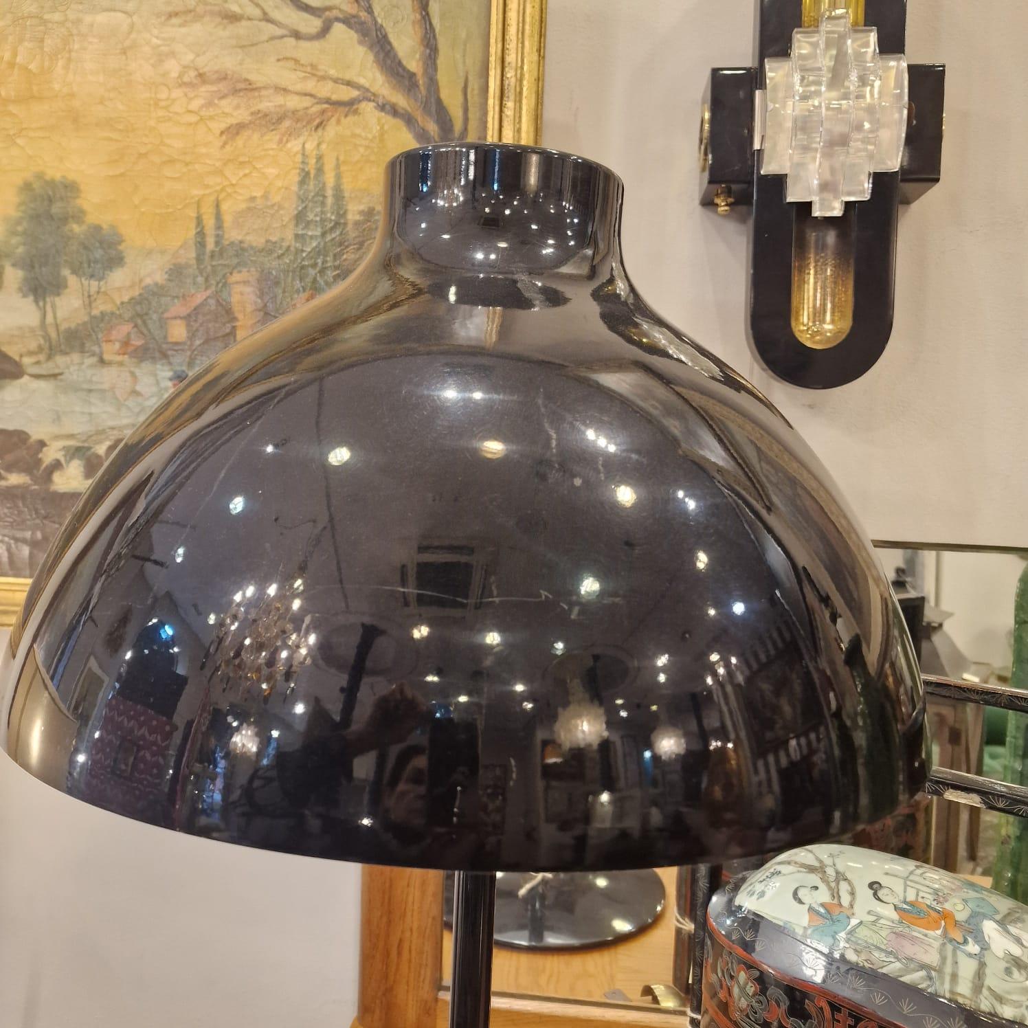 Italien  Lampe de table en métal noir, milieu du siècle en vente 4