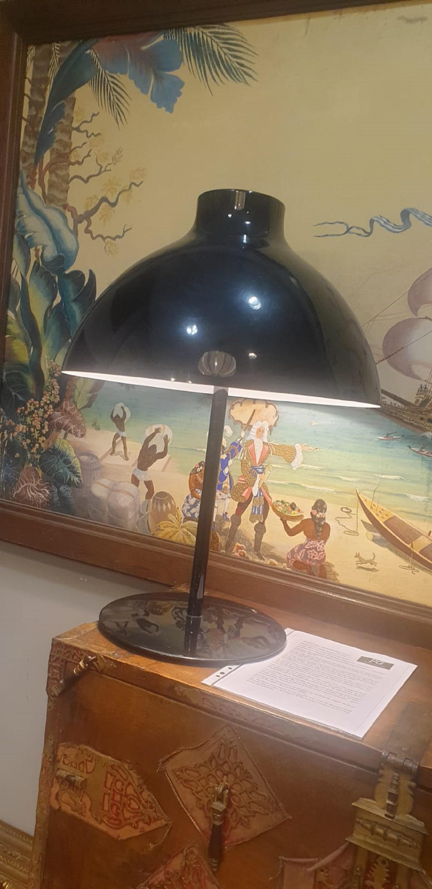 Schwarze Metall-Tischlampe des 20. Jahrhunderts im Zustand „Gut“ im Angebot in Valladolid, ES