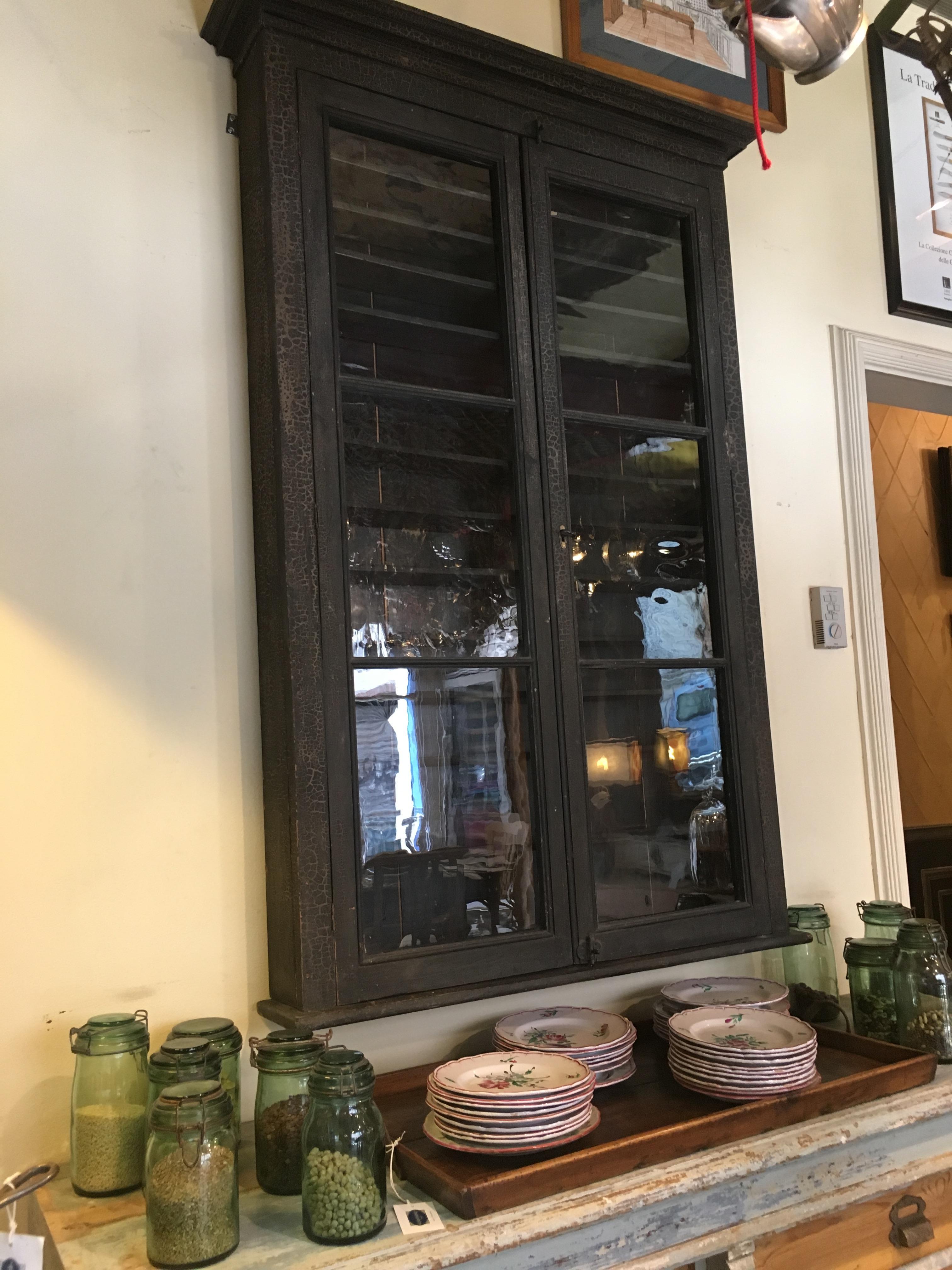 20th Century Black Painted Craquelé Wood French Display Cabinet with Shelves In Good Condition For Sale In Florence, IT