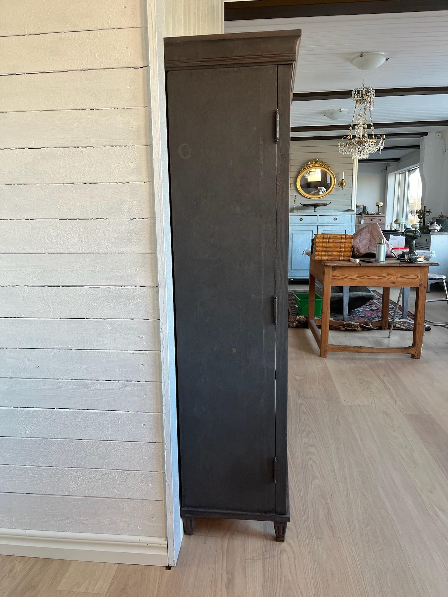 Siglo XX Vitrina pintada de negro Armario acristalado en venta 7