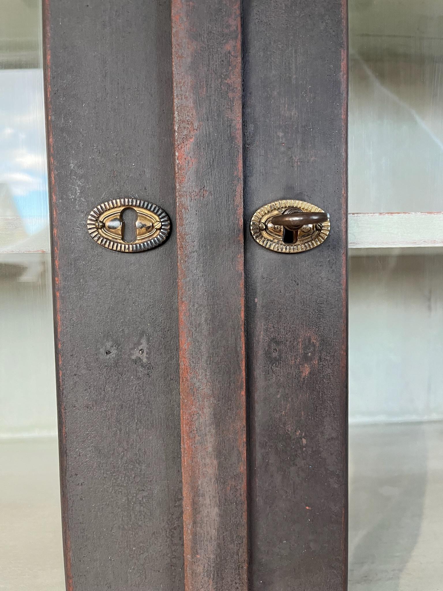 Siglo XX Vitrina pintada de negro Armario acristalado Sueco en venta