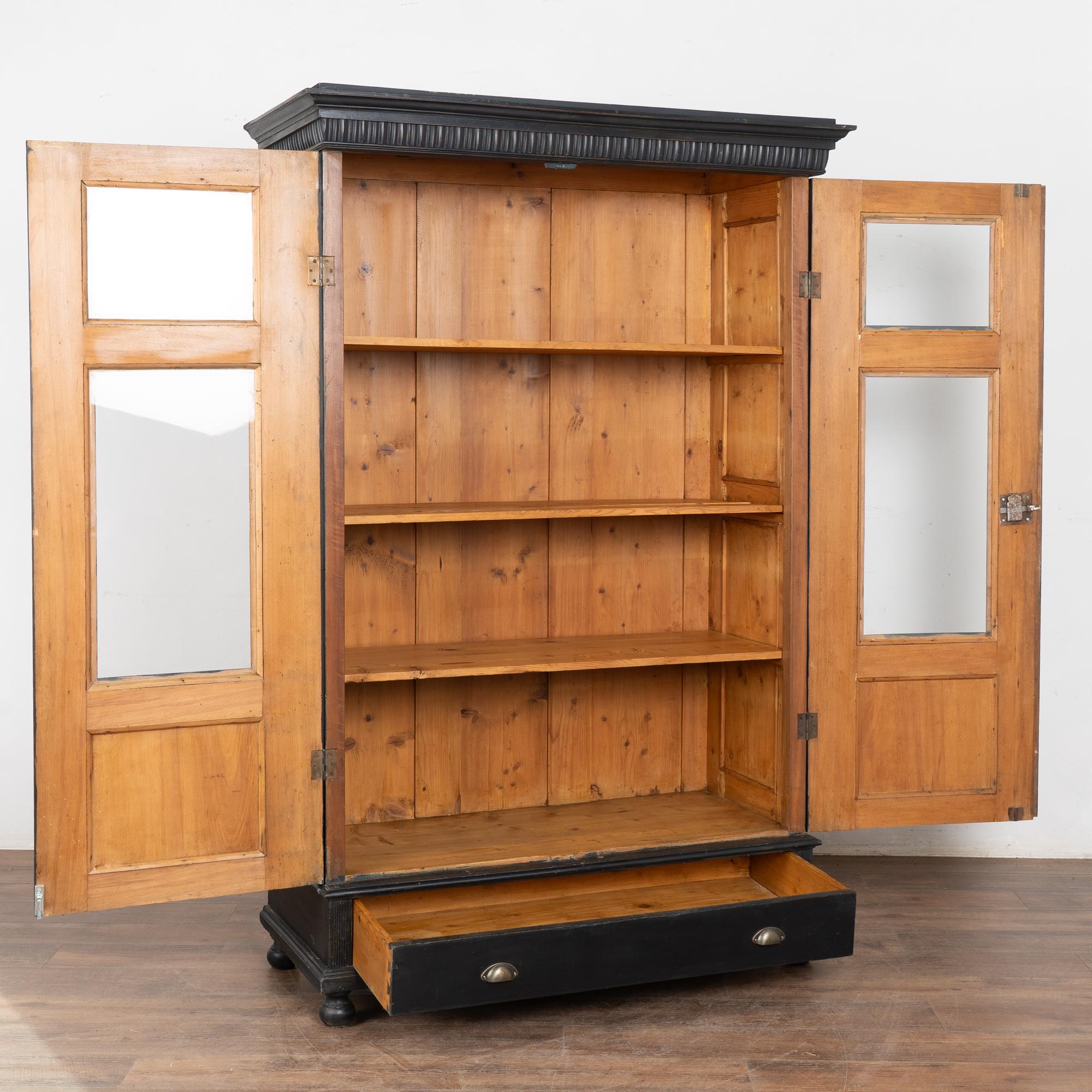 Country Bibliothèque et vitrine en pin peint noir du 20e siècle en vente